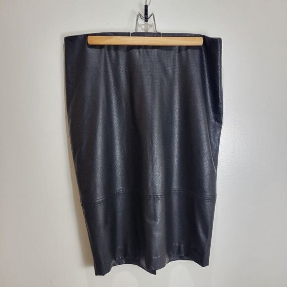 ReitmansāblackāperforatedāpleatherĀ pencilāskirt - Picture 2 of 6